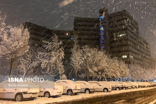 آغاز بارش برف در برخی مناطق تهران شروع بارش برف در بعضی مناطق تهران