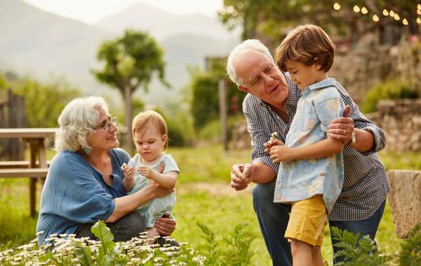 چرا پدربزرگ و مادربزرگ بودن لذت بخش تر از پدر و مادر بودن است؟